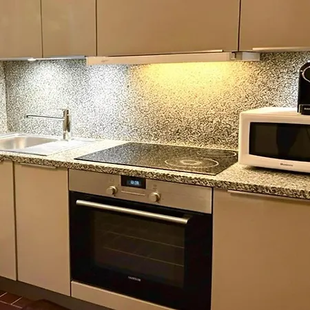 Chl One-bedroom Steps From Hospital-private Garden Included דירה