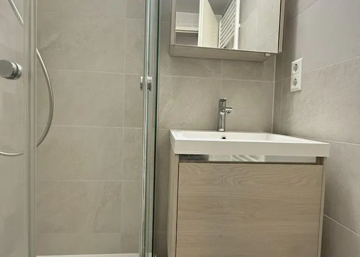 Chl One-bedroom Steps From Hospital-private Garden Included Lejlighed